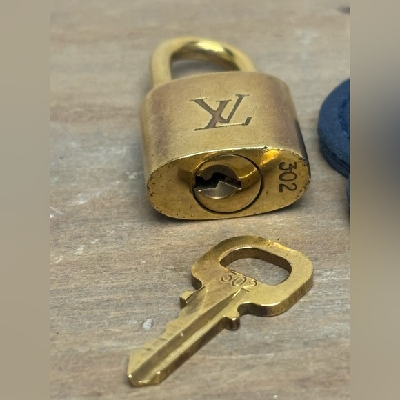 Authentic Louis Vuitton Lock &
Key Pink Dog
Tassle, Paw,Key Chain, Bag Charm - Picture 5 of 7